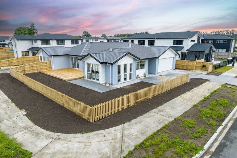 Photo of property in 23 Mcindoe Road, Kumeu, 0810