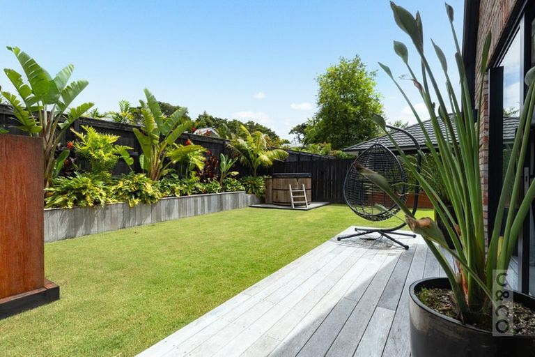 Photo of property in 1 Len Ireland Drive, Kumeu, 0810