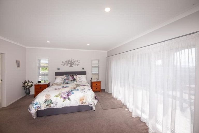 Photo of property in 20 The Fjord, Aotea, Porirua, 5024
