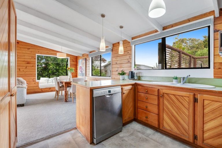 Photo of property in 23 John Road, Stanmore Bay, Whangaparaoa, 0932