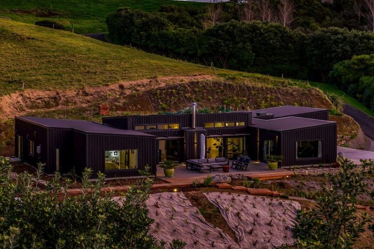 Photo of property in Tapuae, 21 Washer Road, Omata, New Plymouth, 4374