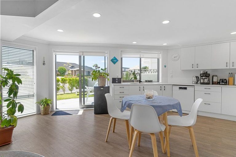 Photo of property in 4a Sunbrae Grove, Mount Maunganui, 3116