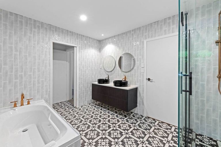 Photo of property in 11 Scenic Drive, Hillpark, Auckland, 2102