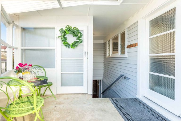 Photo of property in 18 Wellesley Road, Mangere Bridge, Auckland, 2022