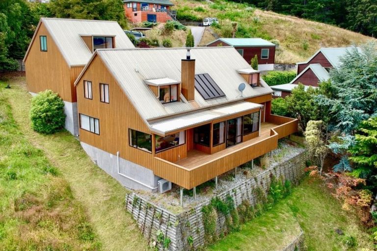 Photo of property in 128 Wynyard Crescent, Fernhill, Queenstown, 9300