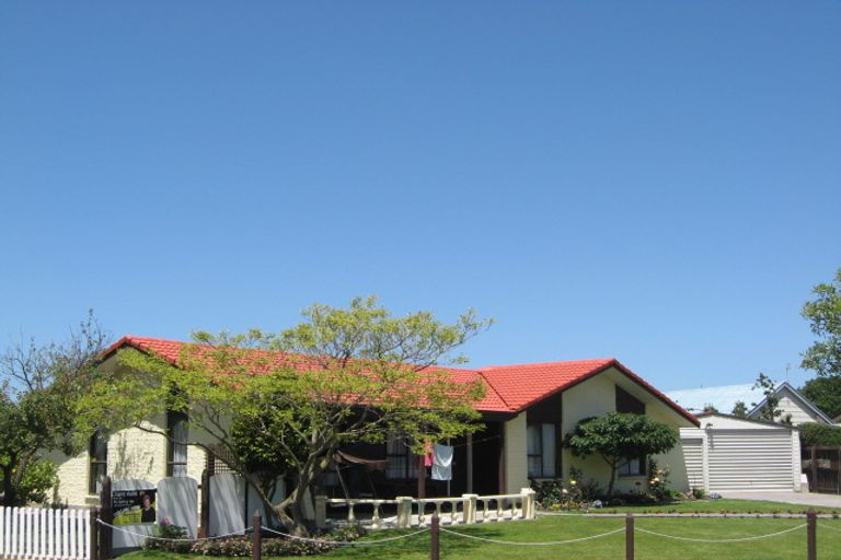 Photo of property in 12 Mchaffies Place, Wainoni, Christchurch, 8061