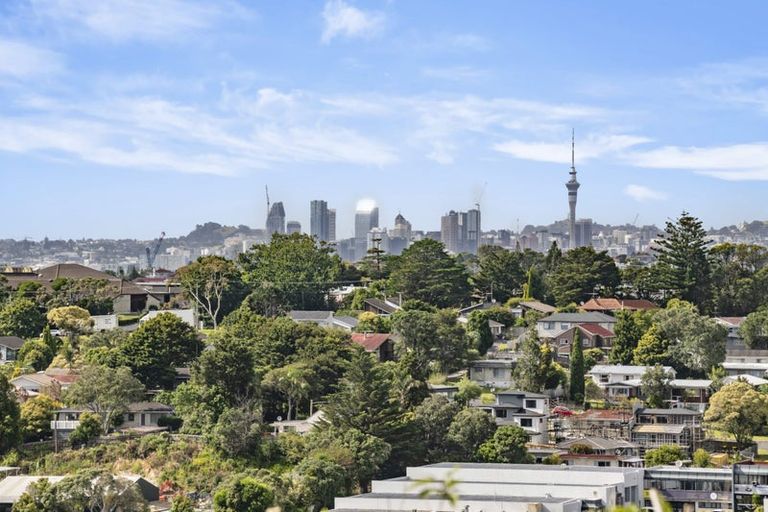 Photo of property in 1/45 Target Road, Totara Vale, Auckland, 0629