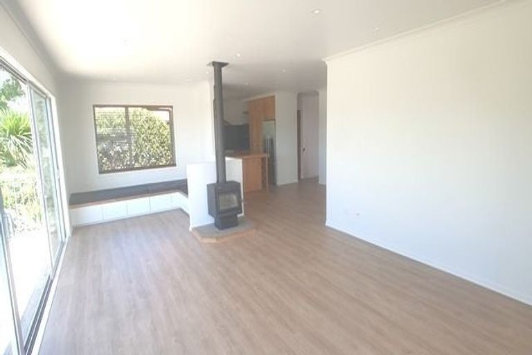 Photo of property in 17 Bert Wilson Place, Cockle Bay, Auckland, 2014