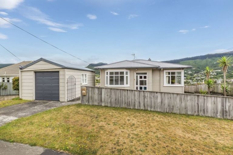 Photo of property in 21 Tawa Terrace, Tawa, Wellington, 5028