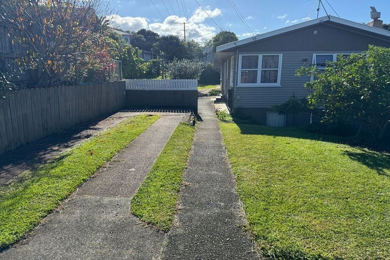 Photo of property in 188 Sunnynook Road, Totara Vale, Auckland, 0627