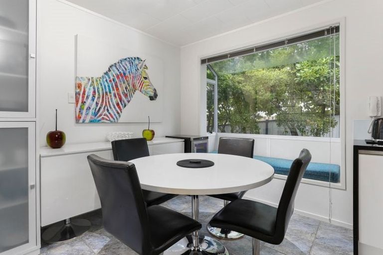 Photo of property in 30 Felgrove Street, Glendene, Auckland, 0602