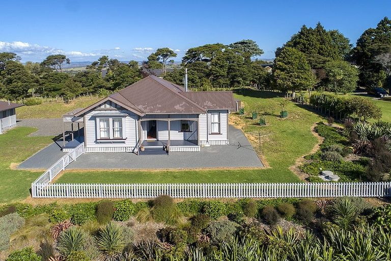Photo of property in 21 Shine Road, South Head, Helensville, 0874