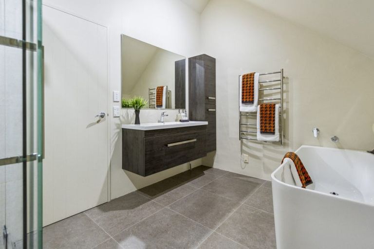 Photo of property in 4 Monkton Close, Greenhithe, Auckland, 0632