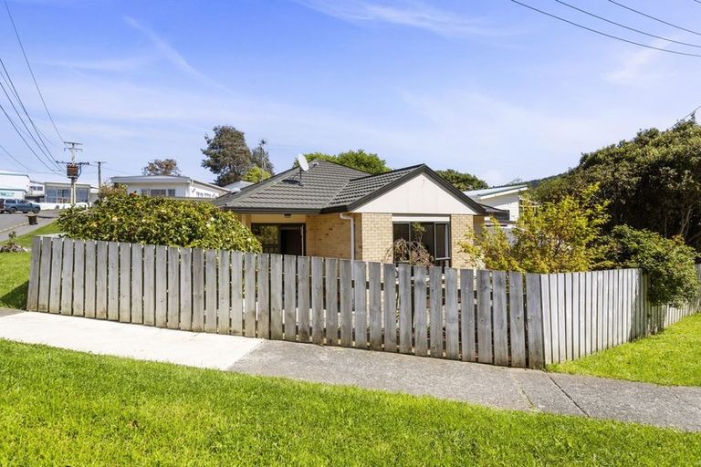 Photo of property in 5 Ranui Terrace, Tawa, Wellington, 5028