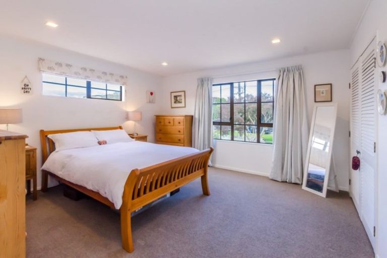 Photo of property in 261 Te Moana Road, Waikanae, 5036