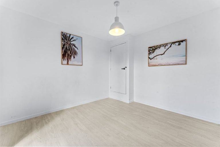 Photo of property in 1/813 East Coast Road, Northcross, Auckland, 0630