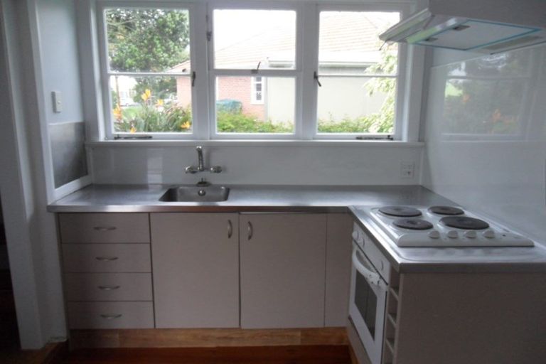Photo of property in 1 Reid Road, New Lynn, Auckland, 0600