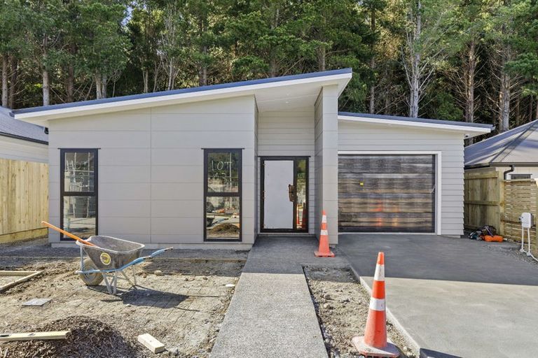 Photo of property in 21 Te Ara O Roimata, Wainuiomata, Lower Hutt, 5014