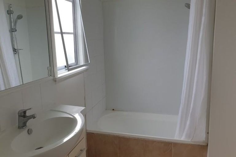 Photo of property in 1/8 Northcote Road, Takapuna, Auckland, 0622