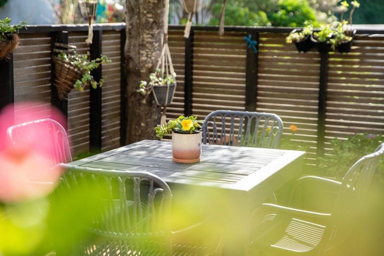 Photo of property in 37 Tiketike Way, Brooklyn, Wellington, 6021