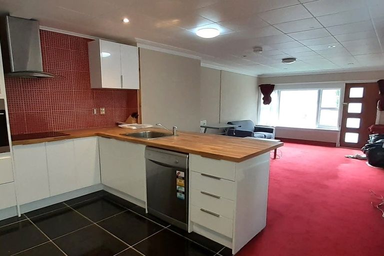 Photo of property in 216 Oriental Parade, Oriental Bay, Wellington, 6011