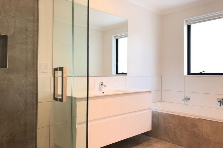 Photo of property in 10 James Elliot Way, Pokeno, 2402