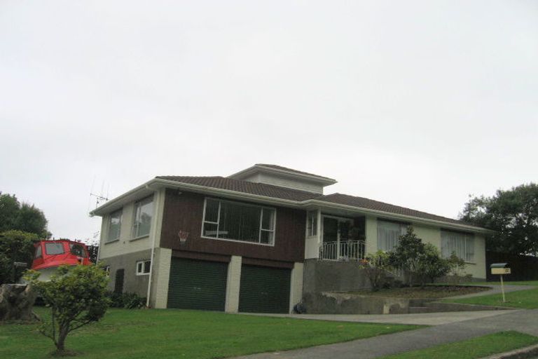 Photo of property in 22 Greyfriars Crescent, Tawa, Wellington, 5028