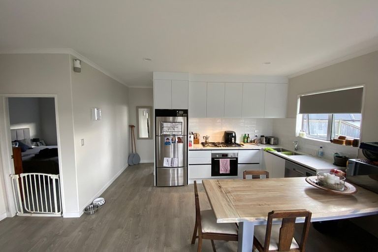 Photo of property in 18 Gilbransen Road, Kumeu, 0810