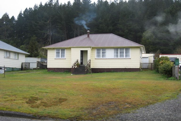 Photo of property in 14 Mawhera Street, Dobson, Greymouth, 7805