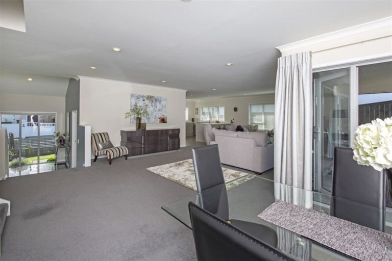 Photo of property in 6 Swindon Close, Mellons Bay, Auckland, 2014