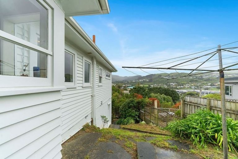 Photo of property in 9 Victory Crescent, Tawa, Wellington, 5028