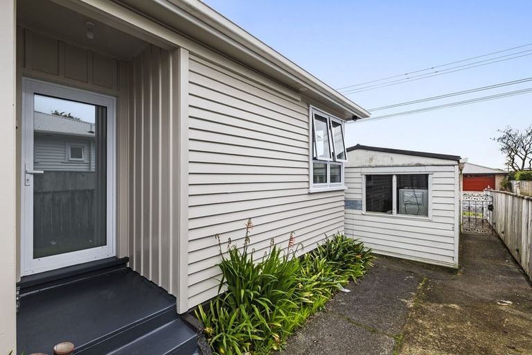 Photo of property in 1/324 Carrington Street, Vogeltown, New Plymouth, 4310
