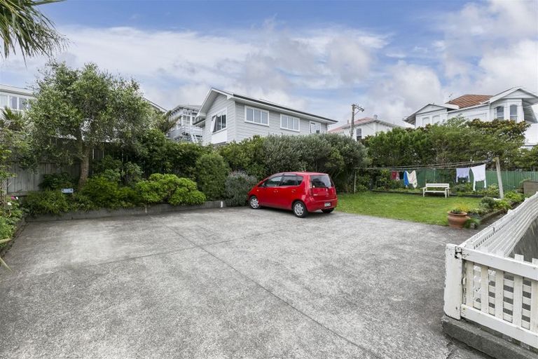 Photo of property in Owd Trafford Flats, 17 Brougham Street, Mount Victoria, Wellington, 6011