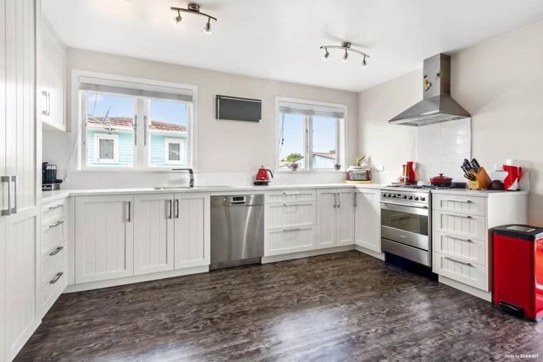 Photo of property in 32 Gloria Avenue, Te Atatu Peninsula, Auckland, 0610