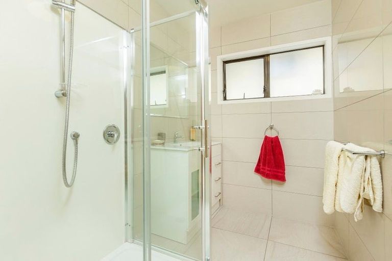 Photo of property in 1/3 Ondine Place, Glenfield, Auckland, 0629