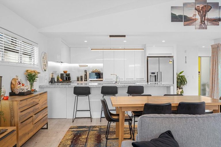 Photo of property in 6 Fred Carr Place, One Tree Point, 0118