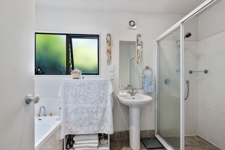 Photo of property in 2/222 Forrest Hill Road, Forrest Hill, Auckland, 0620