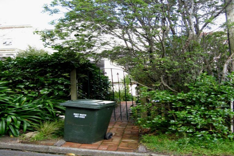 Photo of property in 43 Grove Road, Kelburn, Wellington, 6012