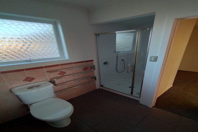 Photo of property in 22 Raymond Terrace, Northcote, Auckland, 0627