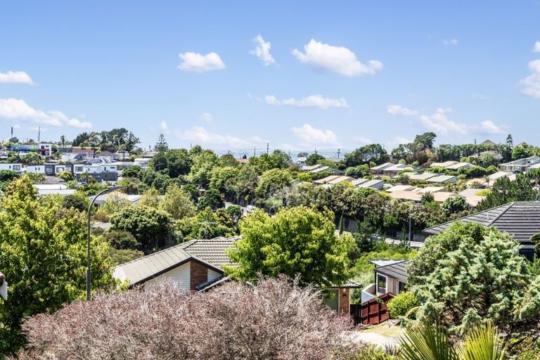 Photo of property in 11 Mackwell Road, Fairview Heights, Auckland, 0632