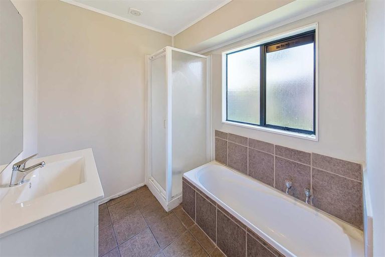 Photo of property in 34 Horlicks Place, Randwick Park, Auckland, 2105