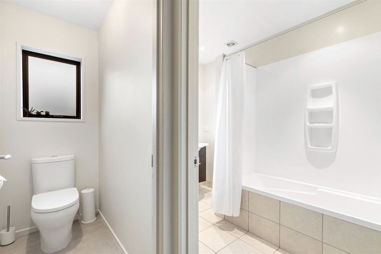 Photo of property in 77 Oregon Drive, Kelvin Heights, Queenstown, 9300