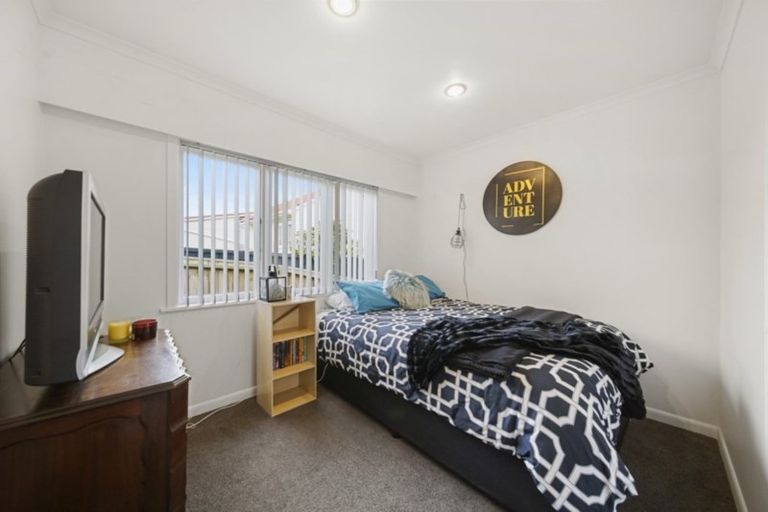 Photo of property in 1/9 Luplau Crescent, Cockle Bay, Auckland, 2014