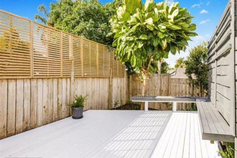 Photo of property in 1 Bridgehead Cove, West Harbour, Auckland, 0618