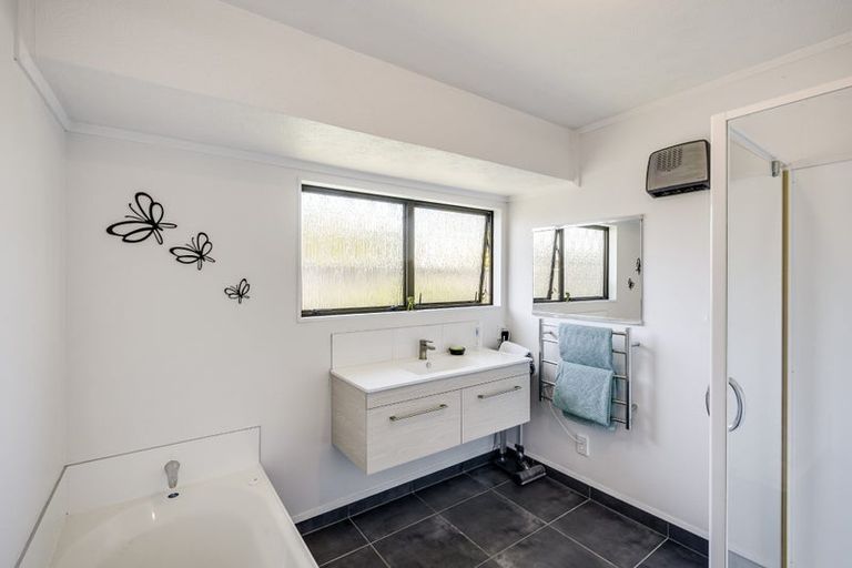 Photo of property in 30c Neeve Road, Taradale, Napier, 4112