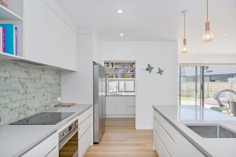 Photo of property in 10 Palm Drive, Whitianga, 3510