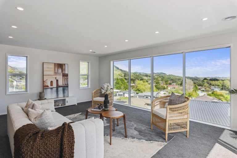 Photo of property in 64 Kakariki Grove, Waikanae, 5036