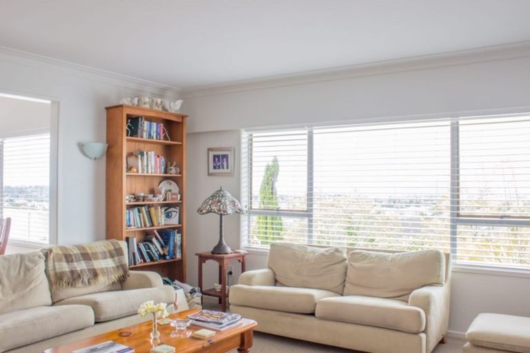 Photo of property in 13 Colin Wild Place, Glenfield, Auckland, 0629