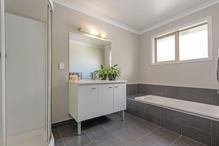 Photo of property in 5 Galea Grove, Kelvin Grove, Palmerston North, 4414