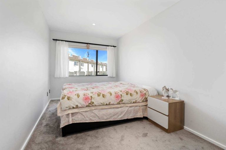 Photo of property in 40 Bordeaux Parade, Te Atatu South, Auckland, 0610